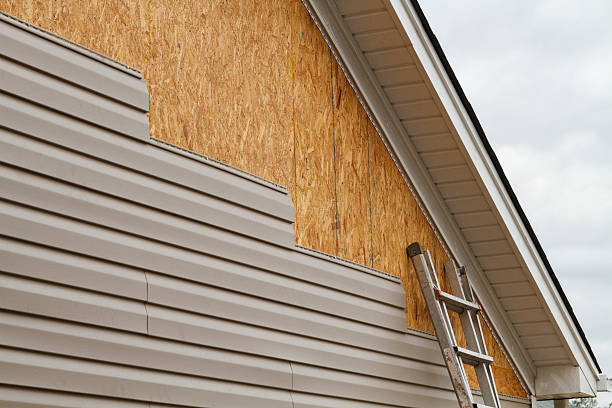 Professional Vinyl Siding technician working in Farmington, MN